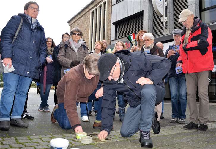 Die vor den Wohnhäusern verlegten Messingsteine wurden gereinigt und poliert. Fotos: Markus Hartmann