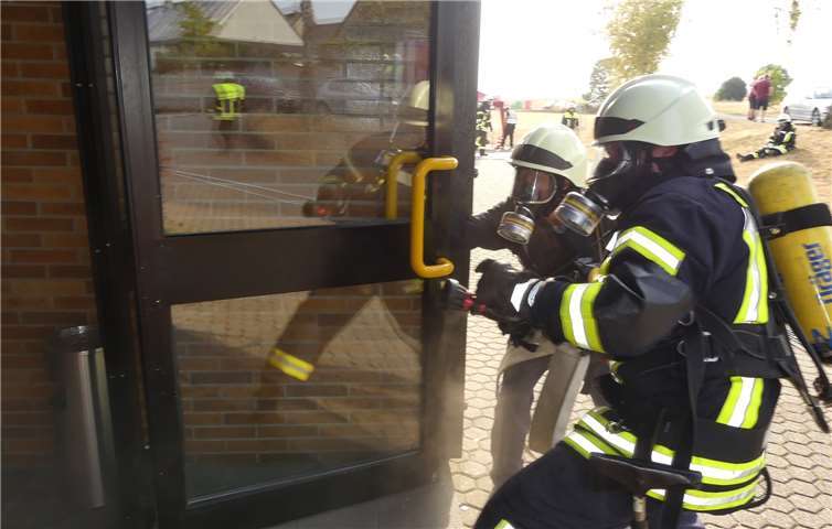 Die vorbildlich agierenden Atemschutzträger betraten das Gebäude für den schnellen Brandangriff und zur Bergung von Personen.