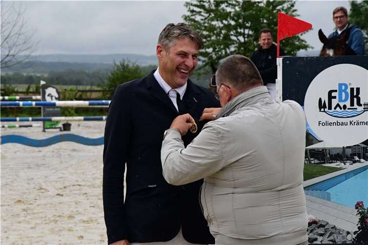 Die (vorläufige) Krönung seiner Reiterkarriere erreichte der Dierdorfer Springreiter Robert Rychecky mit dem Empfang des Goldenen Reitabzeichens aus den Händen von Turnierrichter Hans-Josef Gemein.