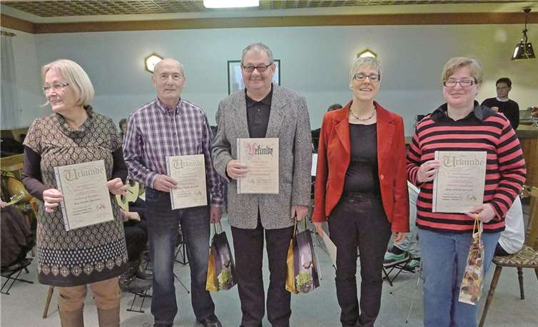 Die vorsitzende Maria Zerwas (2.v.r.) mit den geehrten Mitgliedern (v.l.): Walburga Kempka, Hans Dötsch, Bernd Dötsch, und Christa Neuefeind.privat