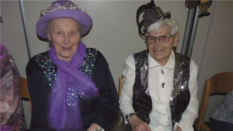 Die vorwiegend weiblichen Besucher hatten sich äußerst fantasievoll verkleidet.Fotos: FRE