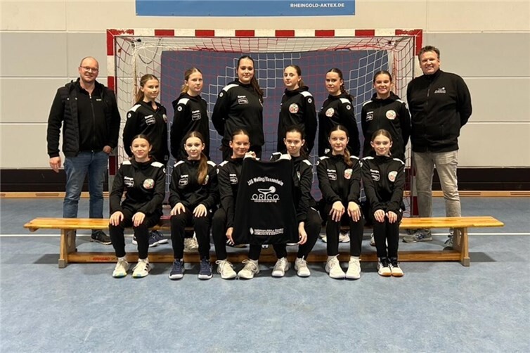 Die wC-Jugend mit den neuen Trainingsanzügen. Foto: JSG Welling/Bassenheim