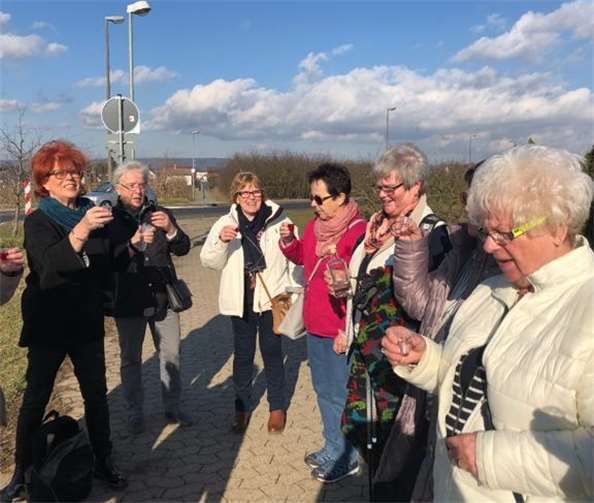 Die wandernden Damen der kfd St. Mauritius Kärlich mussten sich auf ihrer Frühlingswanderung auch einmal stärken.Foto: privat