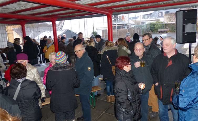 Die wartenden Karnevalsfreunde ließen es sich bei den kühlen Temperaturen gut gehen.privat