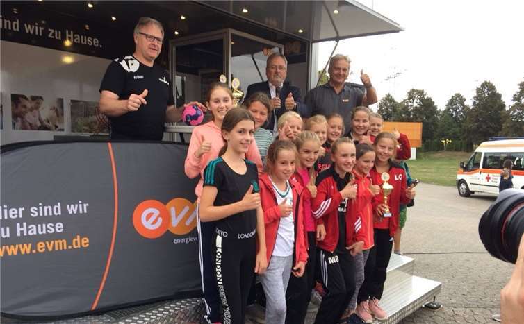 Die weibliche D-Jugend bei der Siegerehrung.Thorsten Sauerborn