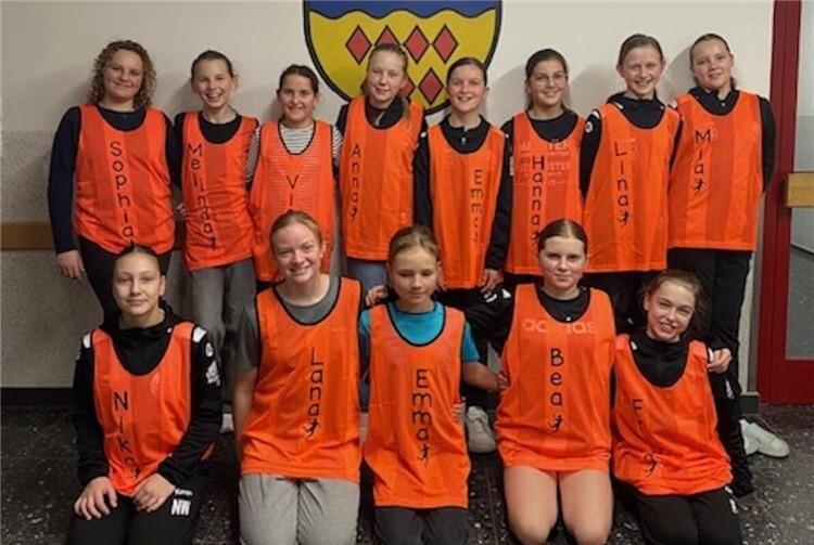 Die weibliche D-Jugend der JSG Welling/Bassenheim mit den personalisierten Leibchen. Foto: JSG Welling/Bassenheim