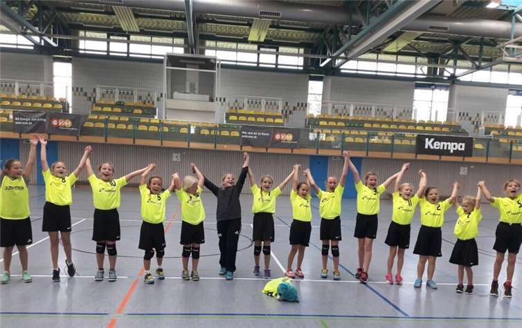 Die weibliche E-Jugend bedankt sich bei den mitgereisten Fans.privat