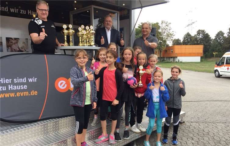 Die weibliche E-Jugend bei der Siegerehrung.Thorsten Sauerborn