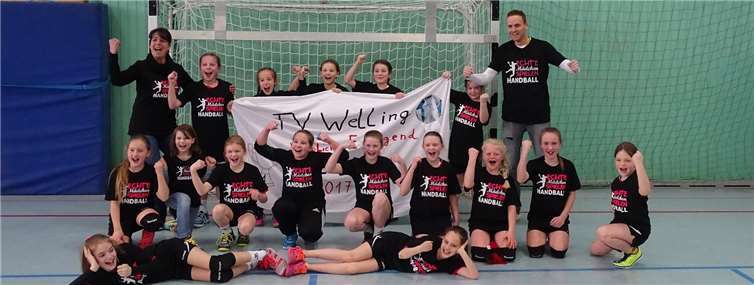 Die weibliche E-Jugend des TV Welling hatte in Engers die Bezirksmeisterschaft zu feiern.privat