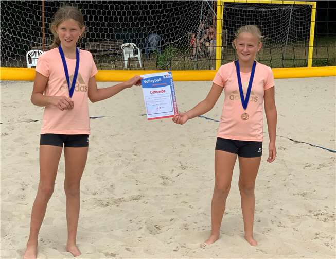 Die weibliche Jugend U14 der LAF Sinzig nahm mit zwei Teams in Dernbach an den Beach-Rheinland-Meisterschaften teil.