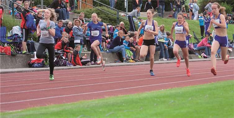 Die weibliche Jugend im 100-Meter-Sprint. WT