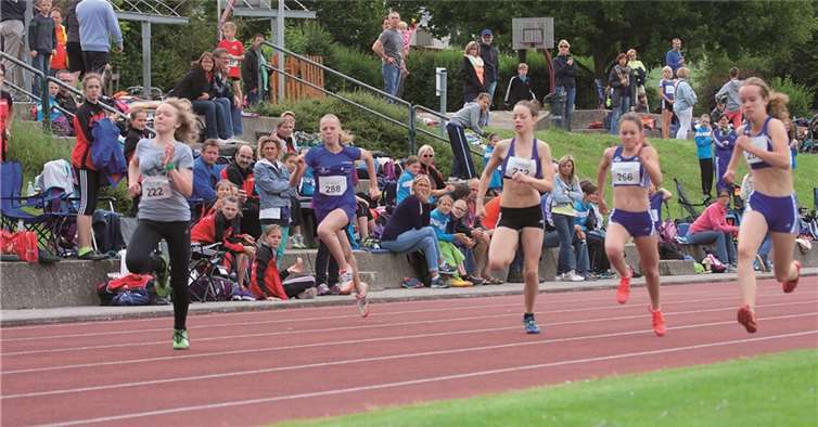 Die weibliche Jugend im 100-Meter-Sprint. WT