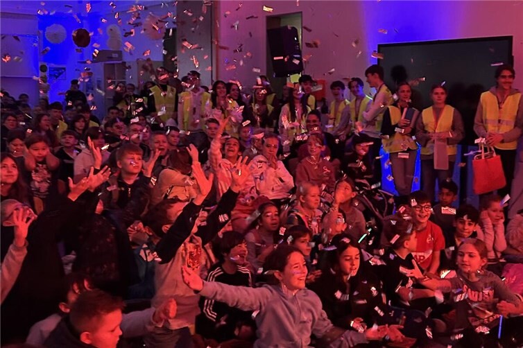 Die weihnachtlich geschmückte Mensa der Schule lud während der Veranstaltung zu Kaffee und Kuchen und zum regen Austausch mit den Mitgliedern der Schulleitung und dem Schulelternbeirat ein, der auch die Bewirtung der Gäste übernommen hatte. Fotos: privat