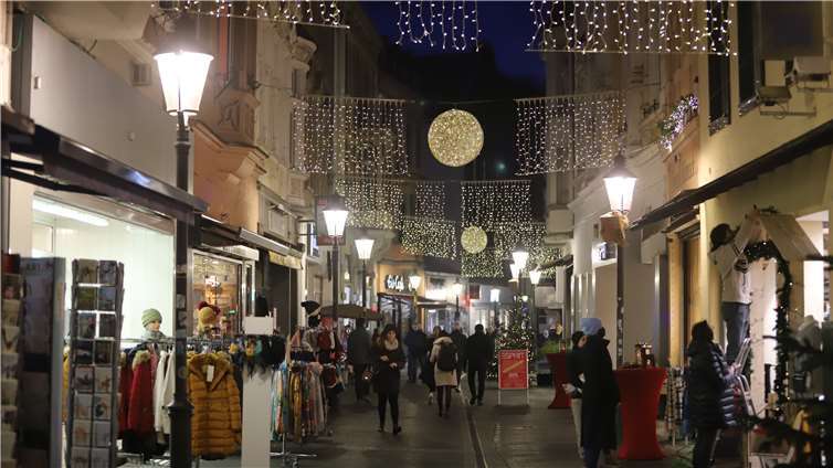 Die weihnachtlich geschmückten Geschäfte lockten mit „Wünsch dir was“-Angeboten zum First Friday. Fotos: WAMFO.DE