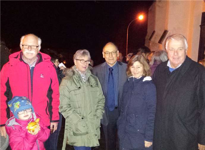 Die weihnachtliche Musik der großen und kleinen Dedenbacher Musiker begeisterten auch MdL Guido Ernst, Beigeordneten Richard Keuler und Kreistagsmitglied Ingrid Strohe, die zum wiederholten Mal das vorweihnachtliche Konzert in Dedenbachs Dorfkapelle besucht hatten.