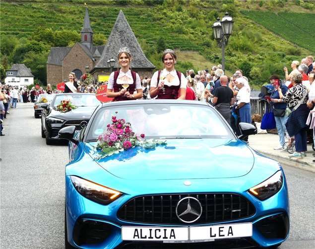 Tausende Besucher feierten in Cochem das Heimat- & Weinfest Die weinfröhliche Armada der regionalen Weinmajestäten wurden in schmucken Cabrios über die Zugstrecke kutschiert.