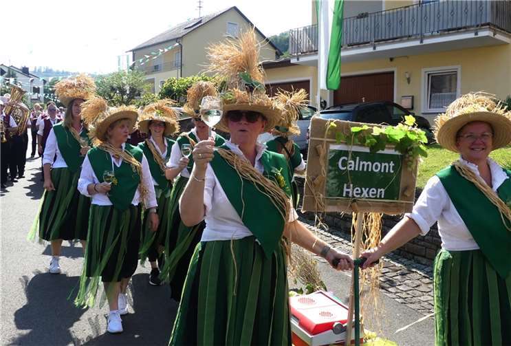 Die weinfröhliche Wingertsgruppe der Bremmer Calmont Hexen animierte die Festbesucher zum fröhlichen Feiern.