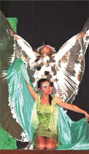 Die weise Eule holt die gute Fee in den Märchenwald.