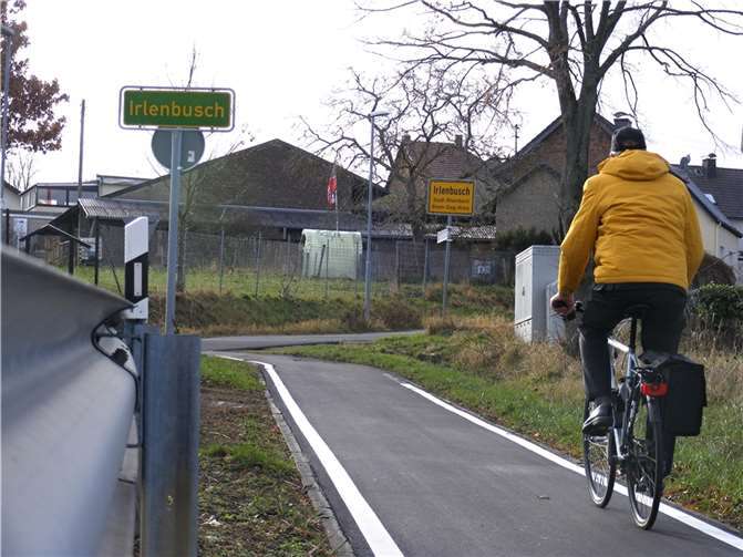 Die weißen Begrenzungsstreifen auf dem erneuerten Radweg nach Irlenbusch erleichtern jetzt im Dunklen die Orientierung.  Foto: Georg Wilmers