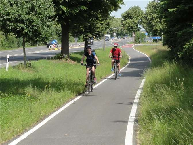 Radpendlerroute verbessert Die weißen Begrenzungsstreifen laden zusammen mit der erneuerten Oberfläche des Radwegs neben der Straße zum Radfahren im Alltag ein. Foto: privat