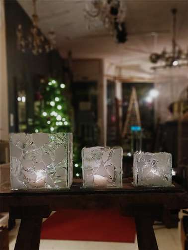 Die weißen Glaslaternen sollen das Licht der Hoffnung leuchten lassen.