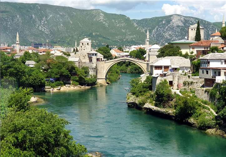 Die weltbekannte steinerne Brücke von Mostar, die den Fluss Neretva mit einem einzigen kühnen Bogen überspannt.