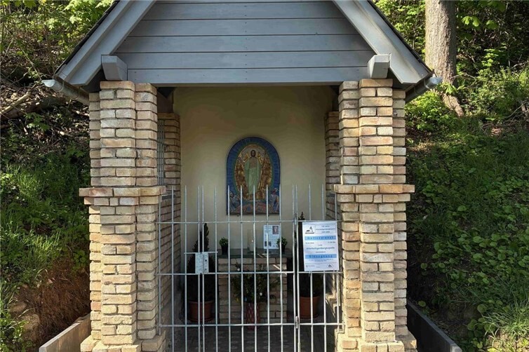 Die wieder aufgebaute Rosenkranzstation Nr. 11