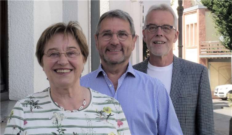 Die wiedergewählte Vorsitzende Heidi Ramb und der zweite Vorsitzende Joachim Türk haben im Geschäftsführenden Vorstand des Kinderschutzbundes Kreisverband Westerwald / Ortsverband Höhr-Grenzhausen den neuen Schatzmeister Gerd Meurer bereits in die Mitte genommen.Foto: Kinderschutzbund