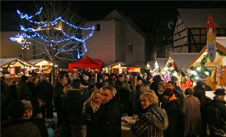 Die winterliche Atmosphäre auf dem verschneiten Töpferplatz nutzten viele Besucher, um auf dem Weihnachtsmarkt Freunde zu treffen und sich bei einem heißen Glühwein zu wärmen.MIH