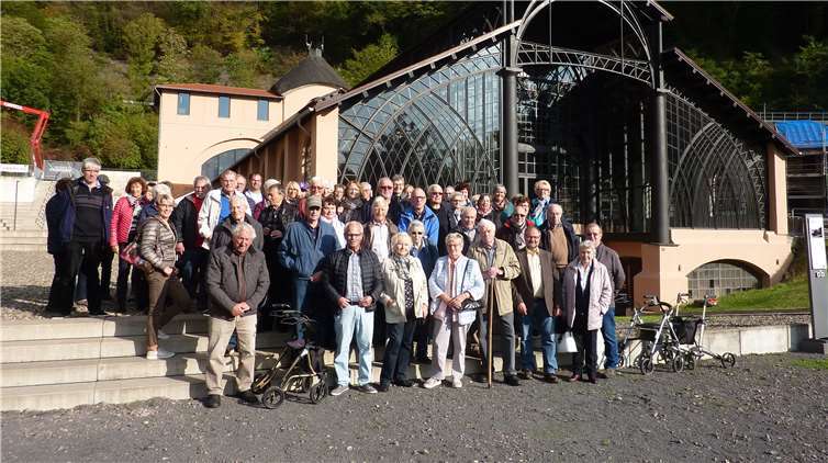 Die wissbegierigen Senioren wurden von den engagierten Führerinnen mit umfassenden Informationen zu den Bauwerken bedacht. Foto: privat