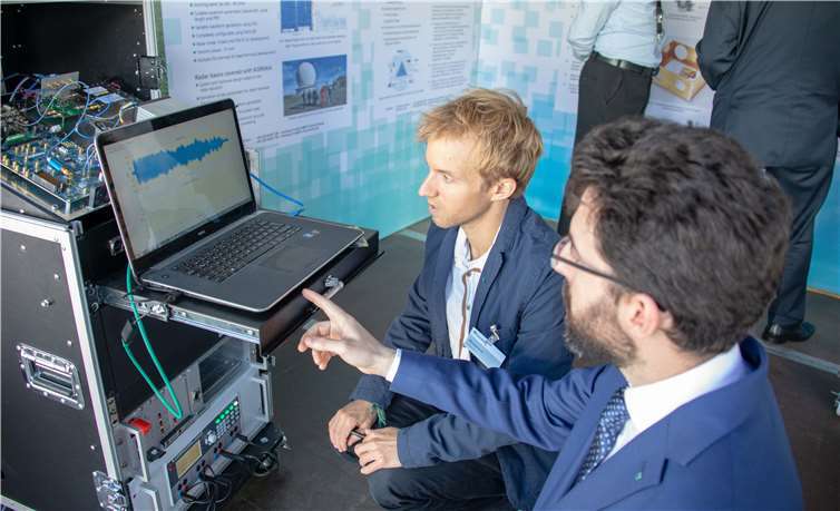 Die wissenschaftlichen Mitarbeiter Michael Krist und Ferran Valdes tauschen Informationen und Forschungsergebnisse aus.