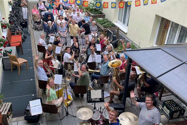 Die wöchentliche Probe wurde kurzerhand ins Seniorenzentrum Münstermaifeld verlegt.  Fotos: privat