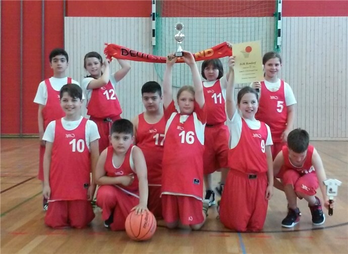 Die wohlverdienten Gewinne: Ein Pokal für‘s Team und einen nagelneuen Basketball für den Besten im ShootOut-Contest.