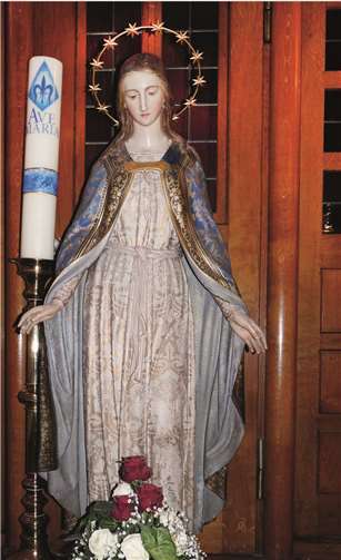 Die wunderbar gestaltete Mutter Gottes fand vorübergehend einen sicheren Platz in der neuen Kirche.