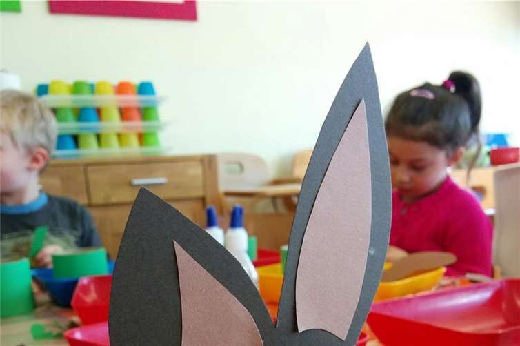 Die wunderschönen selbst gebastelten Osterhasen werden mit süßen Leckereien gefüllt.