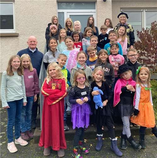 Die z.T. noch ungeschminkten Kinder , mit Herrn Pastor Michael Wilhelm, den Firmlingen und den Büchereimitarbeiterinnen.  Foto: Johann u. Behling