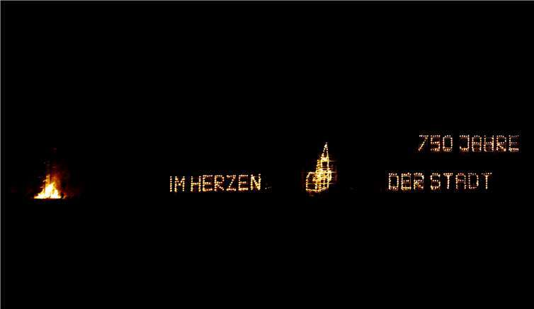 Die zahlenmäßig kleinste Hut der Stadt, die „Addemechshöde Jonge“ (Adenbachhut), hatte sich ebenfalls mit dem 750-Jahr-Jubiläum ihrer St. Laurentius-Kirche beschäftigt, und den Schriftzug „750 Jahre im Herzen der Stadt“ sowie die Silhouette von St. Laurentius, wie man sie aus der Adenbachhut sehen kann, in den Weinberg projiziert.