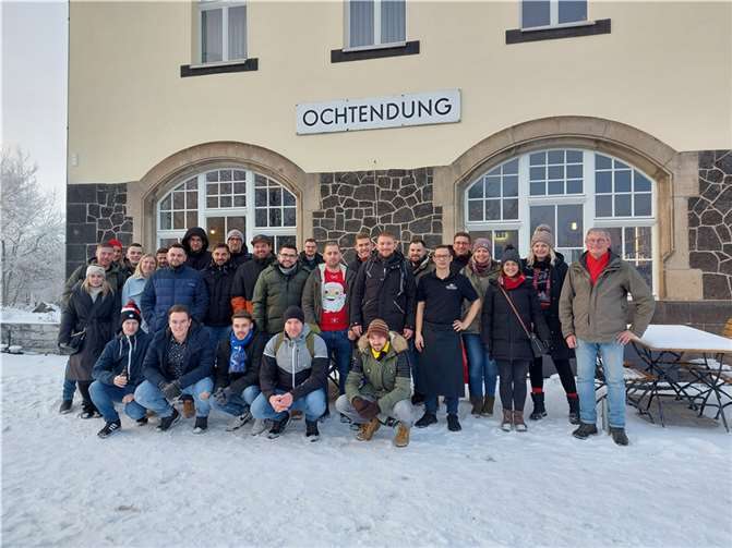 Die zahlenstarke Wandergruppe vor dem Alten Bahnhof.