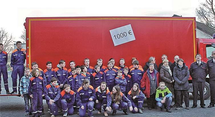 Die zahlreich erschienenen Mitglieder der Jugendfeuerwehr, die sechs Mitglieder des Lion Clubs und auch der Jugendfeuerwehrwart und Oberbrandmeister Alexander Krauss (2.v.r.) freuen sich über die Spende. STEIN