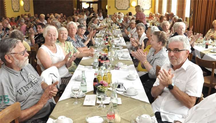 Die zahlreich erschienenen, gut gelaunten Menschen wurden von OB Wolfgang Treis willkommen geheißen. Fotos: BS