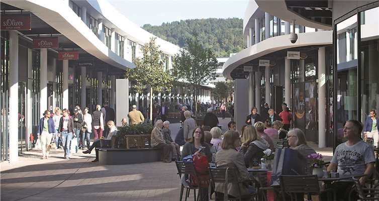 Die zahlreichen Außenplätze verleihen dem Center an warmen Tagen ein mediterranes Flair. Bernhard Wagner