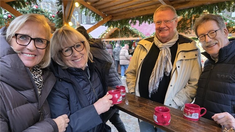 Die zahlreichen Besucher ließen sich nicht nur den leckeren Glühwein schmecken.