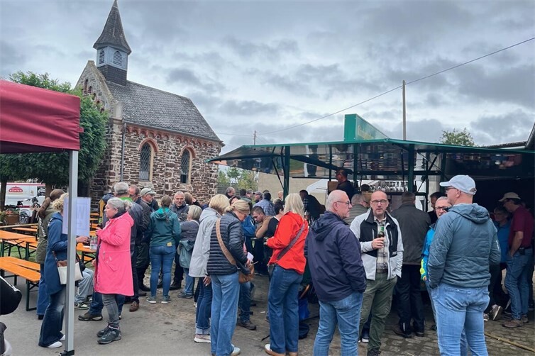 Die zahlreichen Besucher trotzten dem Widrigen Wetter