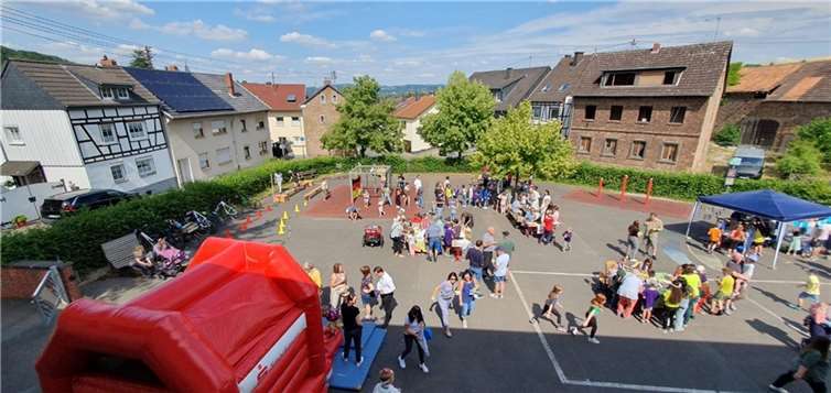Die zahlreichen Besucher verteilten sich schnell über den ganzen Schulhof.  Foto: