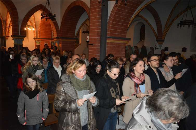 Die zahlreichen Besucher wurden zum Bestandteil des Konzerts.