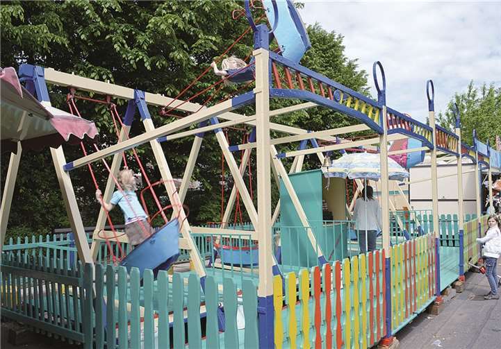 Die zahlreichen Fahrgeschäfte zogen vor allem die jüngsten Kirmesgäste an.