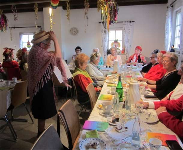 Die zahlreichen Gäste feierten bei Kaffee, Kuchen und Berlinern.