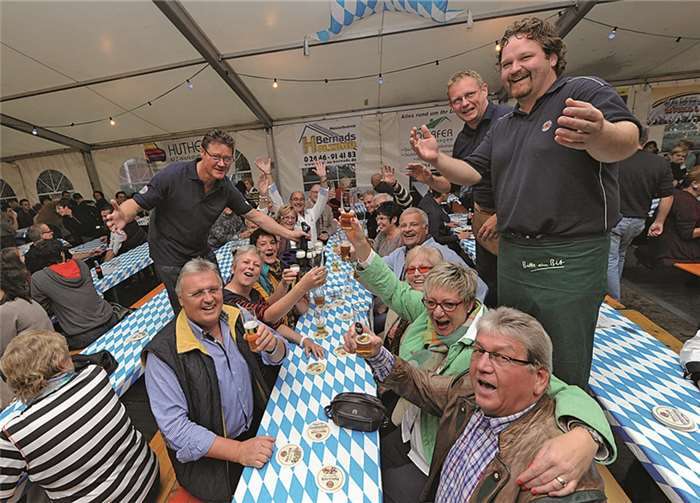 Die zahlreichen Gäste vergnügten sich im Fest-Zelt.FIX