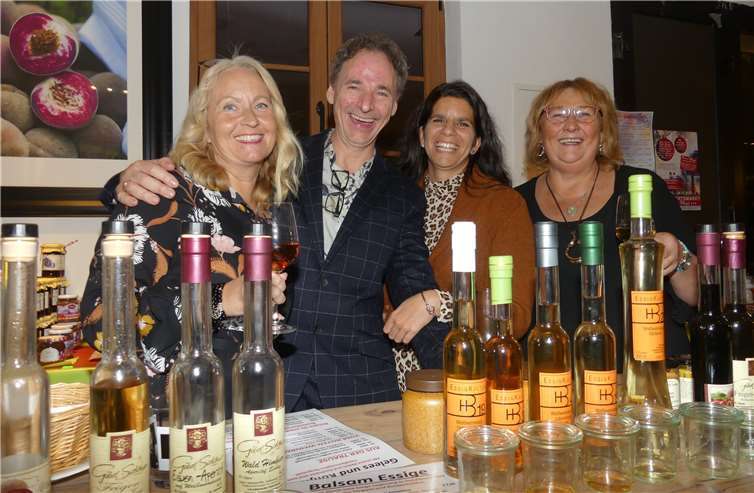 Die zahlreichen Gaumenfreuden und derenVerkostung standen im Mittelpunkt des Interesses. Fotos:TE