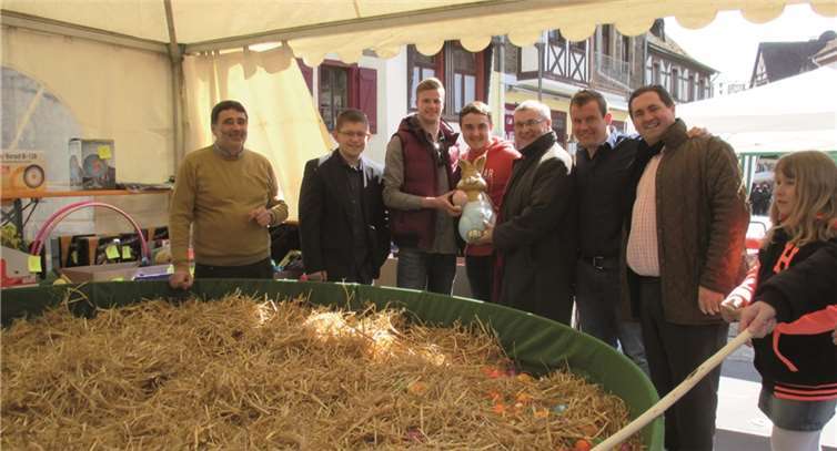 Die zahlreichen Helfer von CDU und Junge Union um den Landrat Dr. Alexander Saftig am Ostereierbrunnen in Kobern-Gondorf.privat